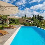 Apartament Gorgeous In With Swimming Pool